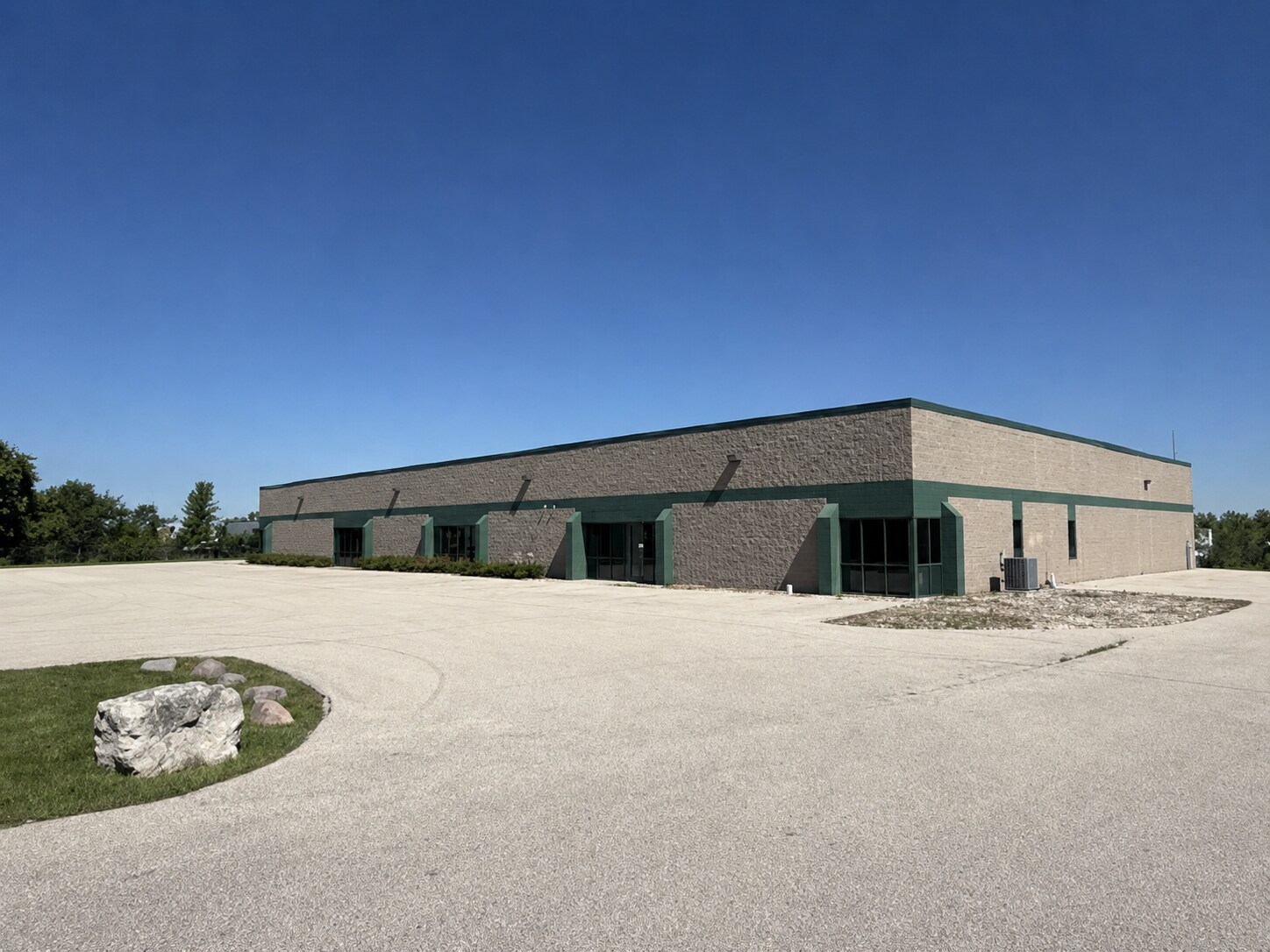 W222N615 Cheaney Rd, Waukesha, WI for lease Building Photo- Image 1 of 3