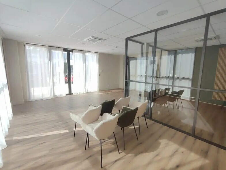 Office in Bourgoin-Jallieu for sale - Building Photo - Image 2 of 7