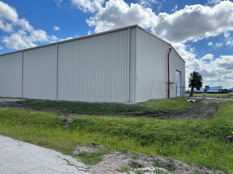 3065 Cranford Ave, Fort Myers, FL for lease - Building Photo - Image 3 of 6