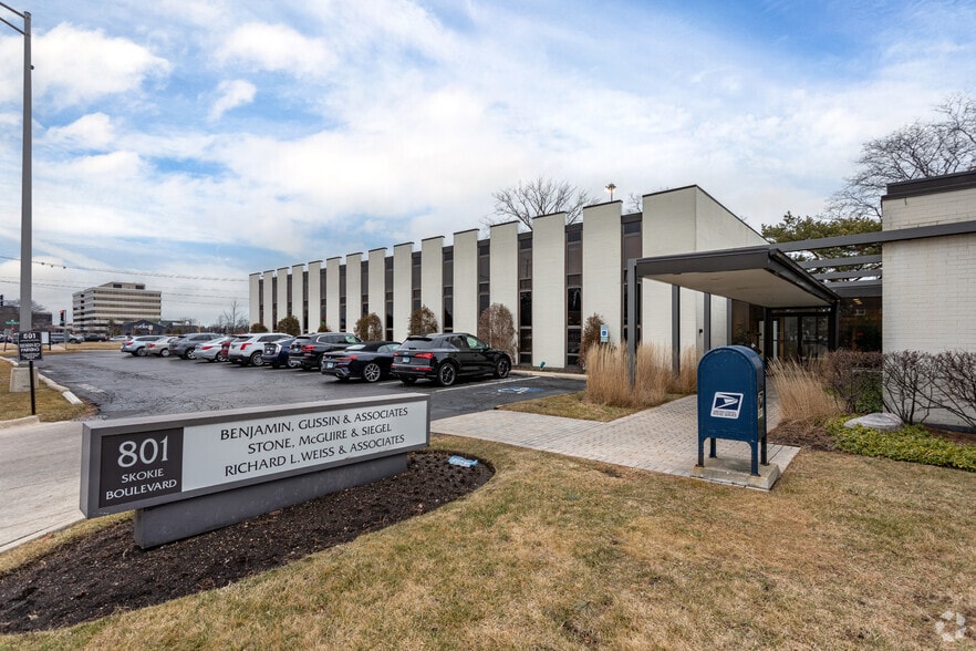 801 Skokie Blvd, Northbrook, IL for lease - Building Photo - Image 1 of 1