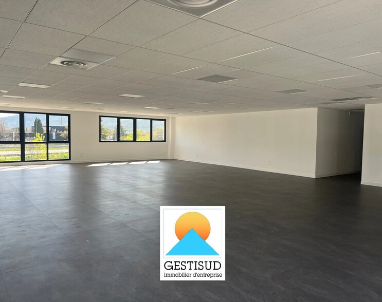 Office in Aubagne for lease - Interior Photo - Image 2 of 3