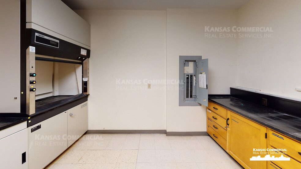 6531 SE Forbes Ave, Topeka, KS for lease - Interior Photo - Image 3 of 8