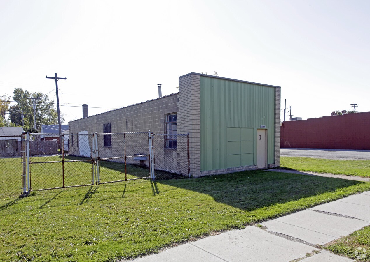 17744 E 9 Mile Rd, Eastpointe, MI 48021