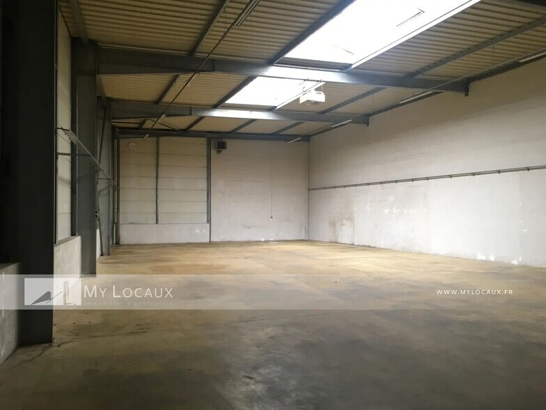 Flex in Cormeilles-en-Parisis for lease - Interior Photo - Image 2 of 6