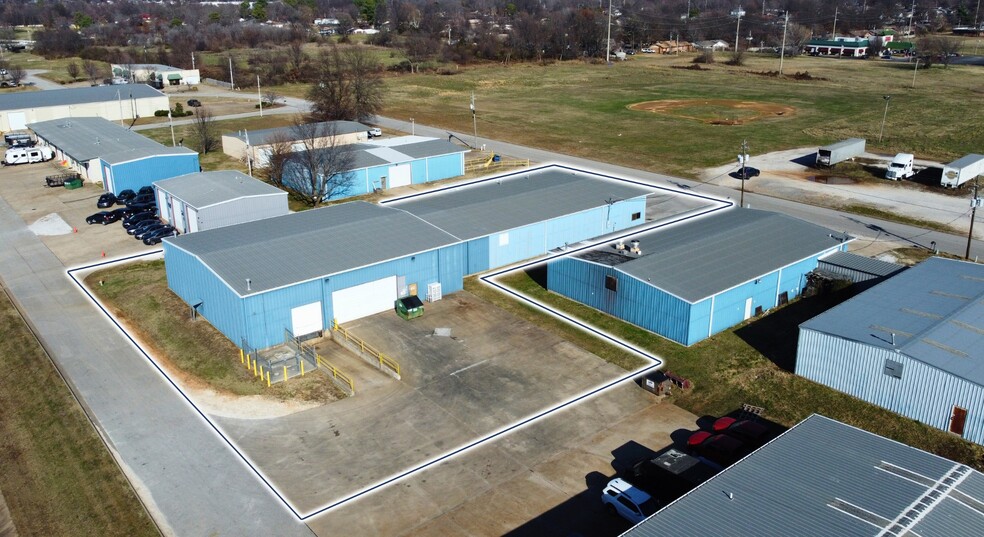 904 S Clayton St, Springdale, AR for lease - Building Photo - Image 2 of 10