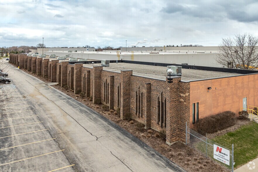 455 W Forest Hill Ave, Oak Creek, WI for sale - Primary Photo - Image 1 of 1