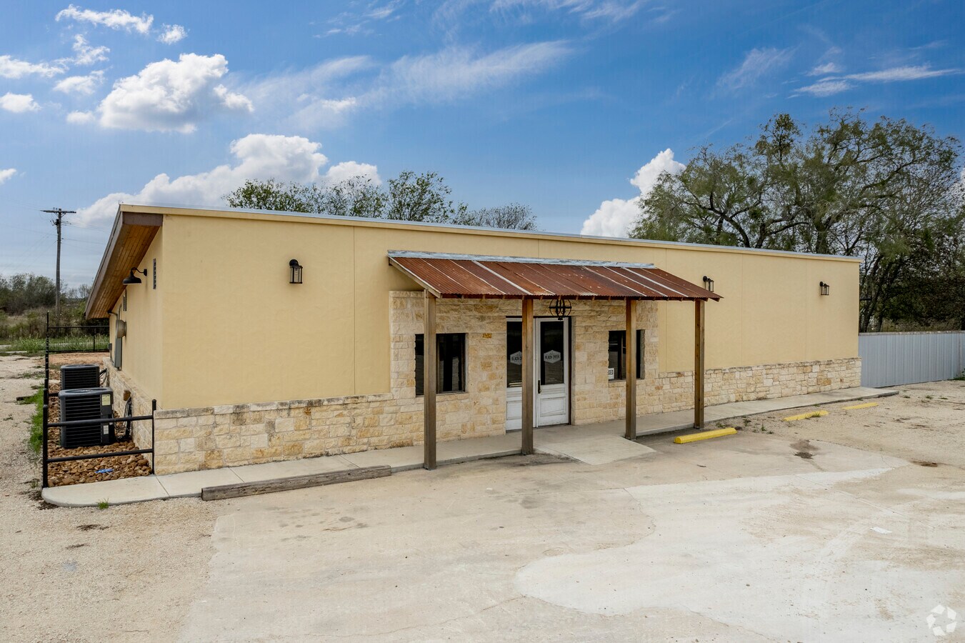 1721 TX173, Devine, TX 78016