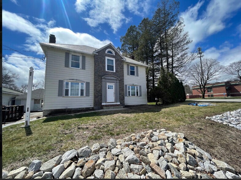581 Smithfield Rd, North Smithfield, RI 02896
