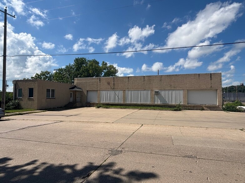 1814 E Ave NE, Cedar Rapids, IA for lease - Building Photo - Image 2 of 10