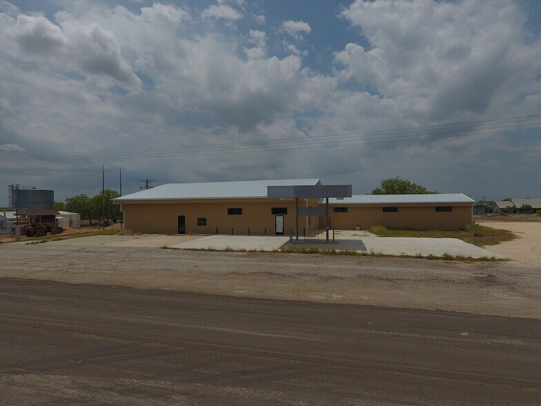 208 Recreation Road, Calliham, TX 78007