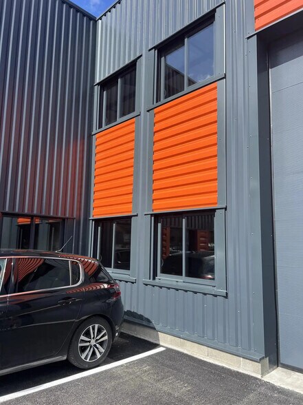 Flex in Roche-la-Molière for lease - Building Photo - Image 3 of 11