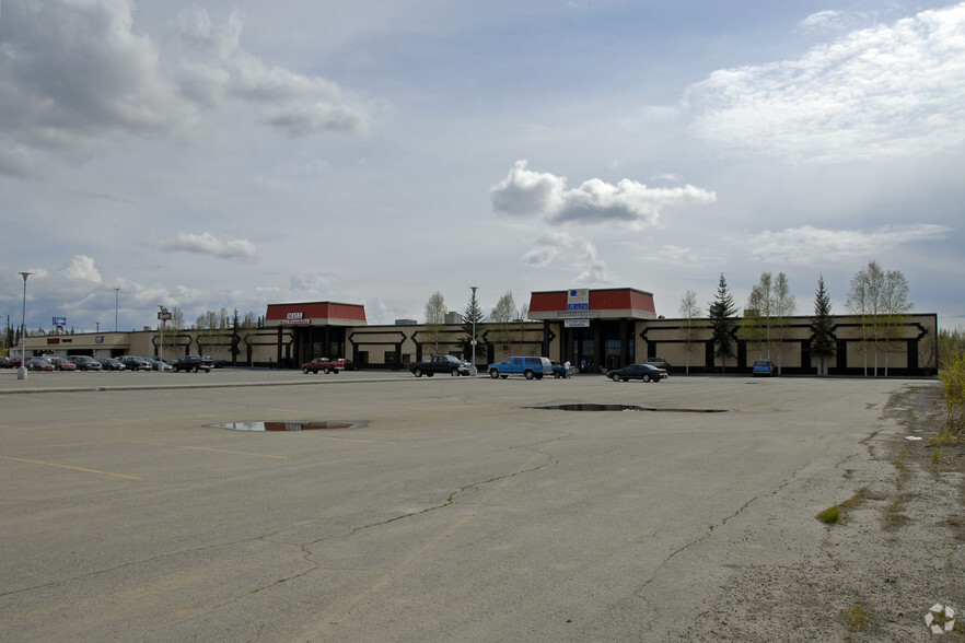 301 N Santa Claus Ln, North Pole, AK for lease - Building Photo - Image 1 of 9