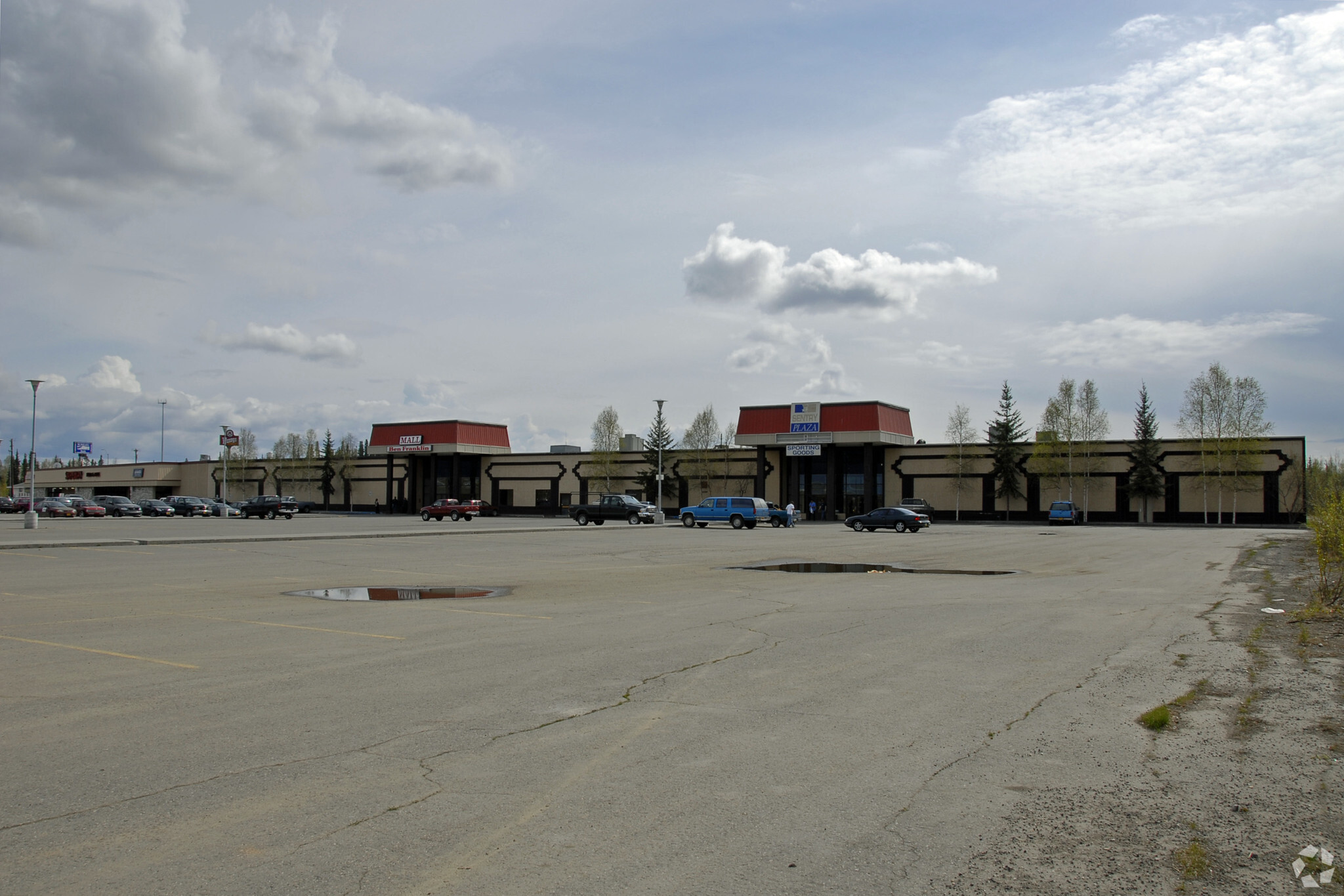 301 N Santa Claus Ln, North Pole, AK for lease Building Photo- Image 1 of 10