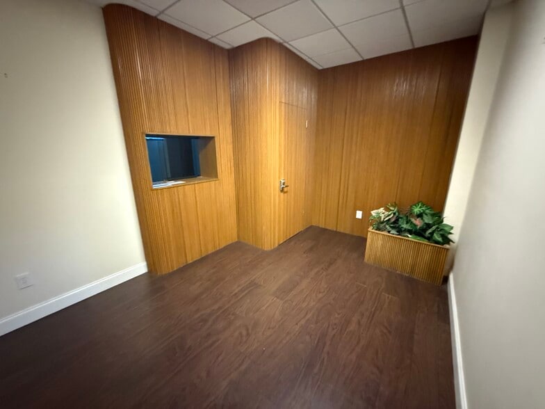 1071-1075 NE 125th St, North Miami, FL for lease - Interior Photo - Image 2 of 9