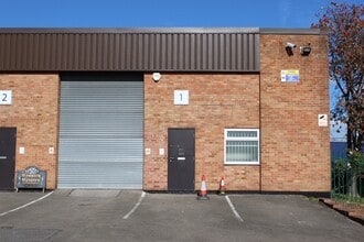 Albury Clos, Reading for lease Building Photo- Image 1 of 10