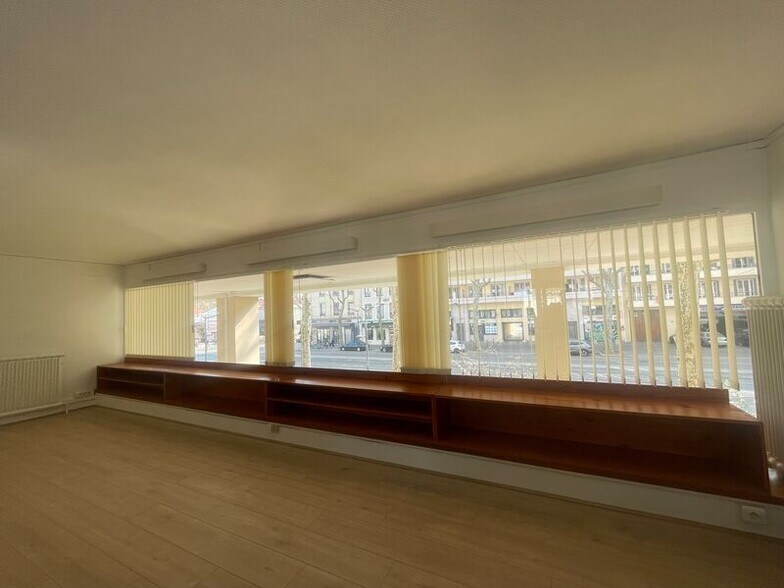 Office in Lyon for lease - Interior Photo - Image 2 of 6