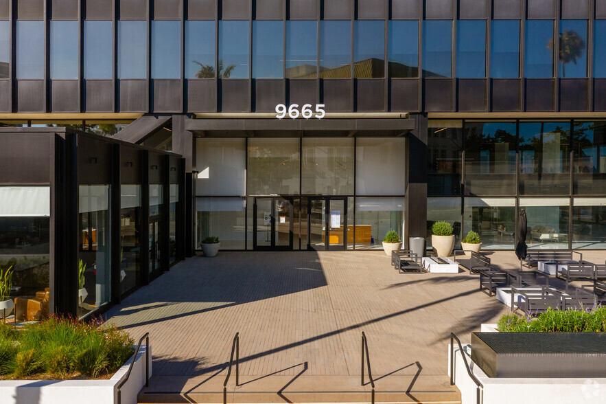 9665 Wilshire Blvd, Beverly Hills, CA for lease - Building Photo - Image 2 of 10