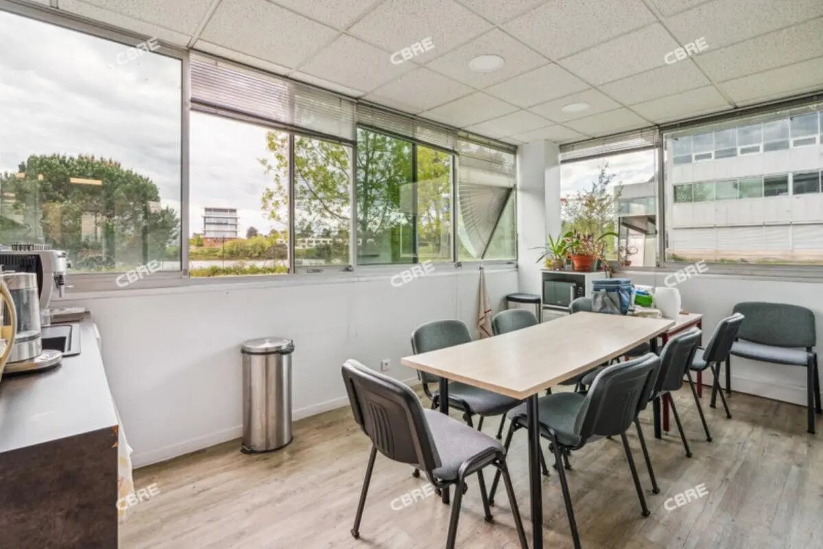 Office in Mérignac for lease Interior Photo- Image 1 of 14