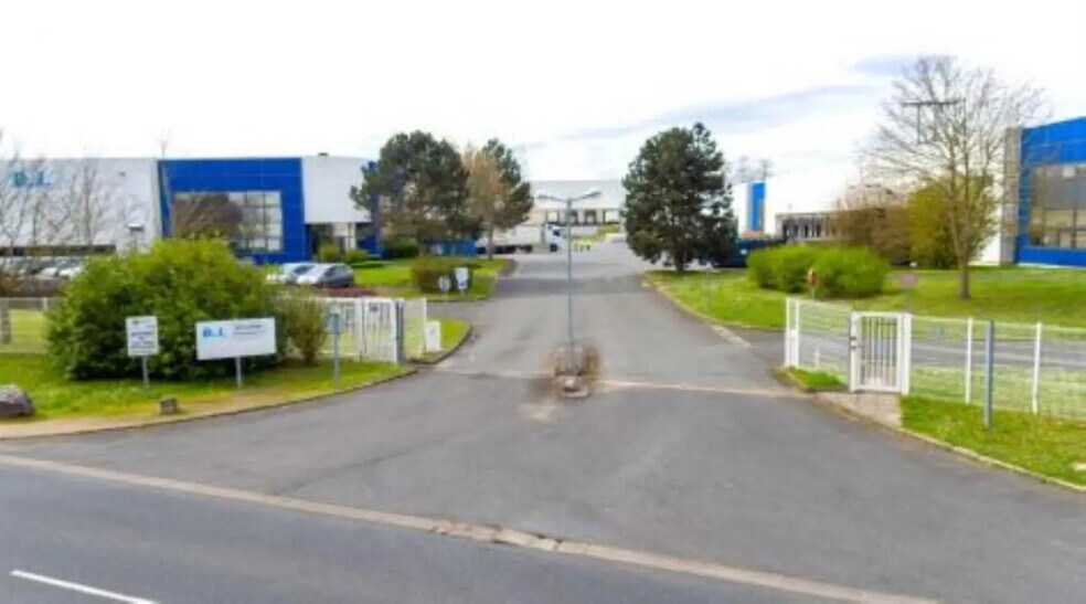 Industrial in Ormes for lease - Building Photo - Image 2 of 18