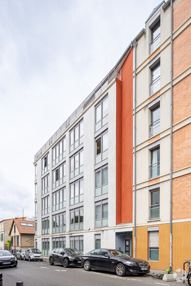 Office in Montreuil for lease - Building Photo - Image 2 of 2