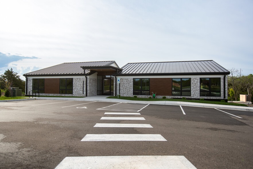 4801 Quail Crest Pl, Lawrence, KS for lease - Interior Photo - Image 3 of 19