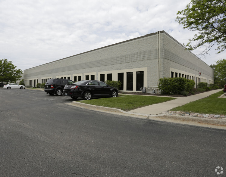 7501 S Quincy St, Willowbrook, IL for lease - Building Photo - Image 3 of 4