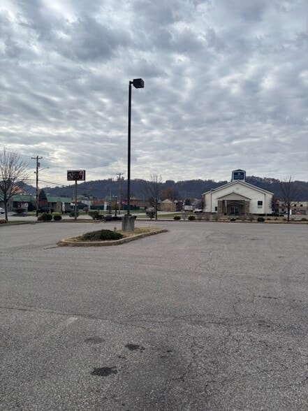 651 11th St, Ambridge, PA for lease - Building Photo - Image 3 of 11