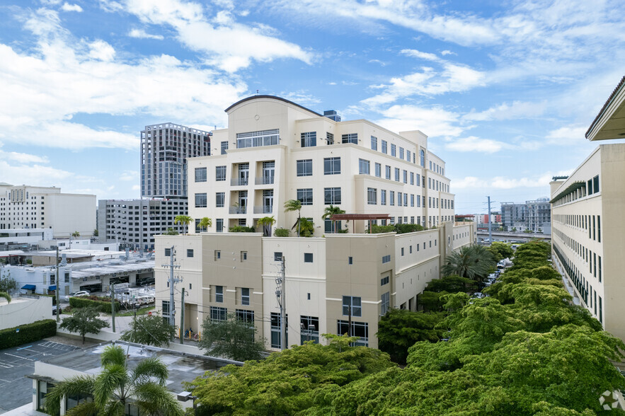 135 San Lorenzo Ave, Coral Gables, FL for sale - Primary Photo - Image 1 of 9