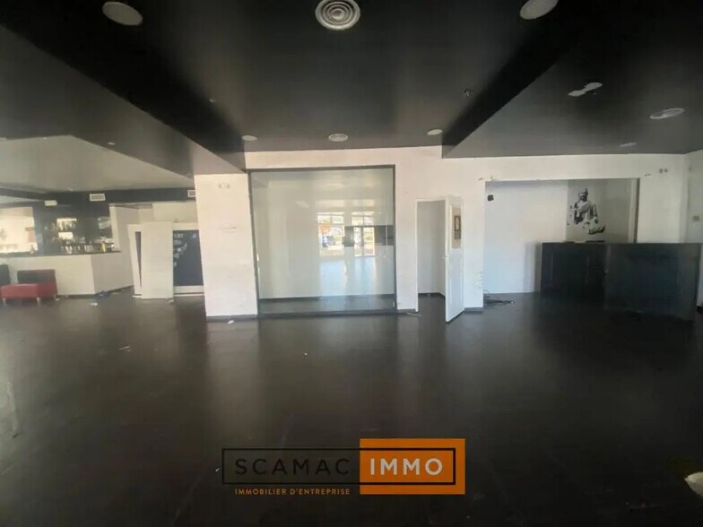 Retail in Aix-en-Provence for lease - Building Photo - Image 1 of 5