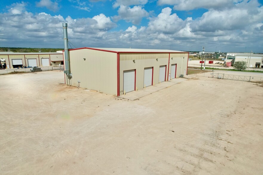 4844 CR 430, Pleasanton, TX for lease - Building Photo - Image 2 of 16