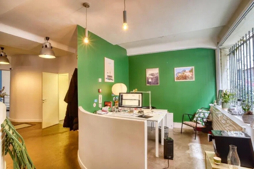 Boulevard De Clichy, Paris for sale - Interior Photo - Image 2 of 8