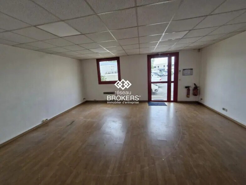 Industrial in Pontault-Combault for lease - Interior Photo - Image 1 of 8