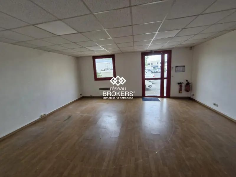 Industrial in Pontault-Combault for lease Interior Photo- Image 1 of 9