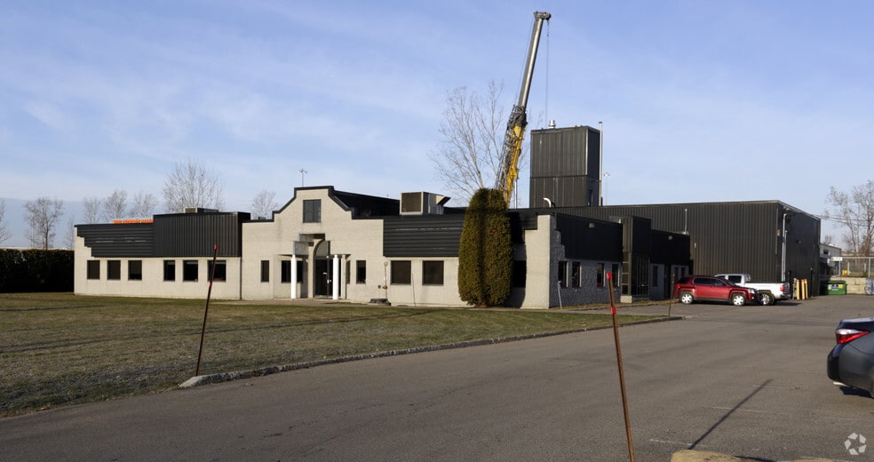 92 Rue Prévost, Boisbriand, QC for sale - Primary Photo - Image 1 of 1