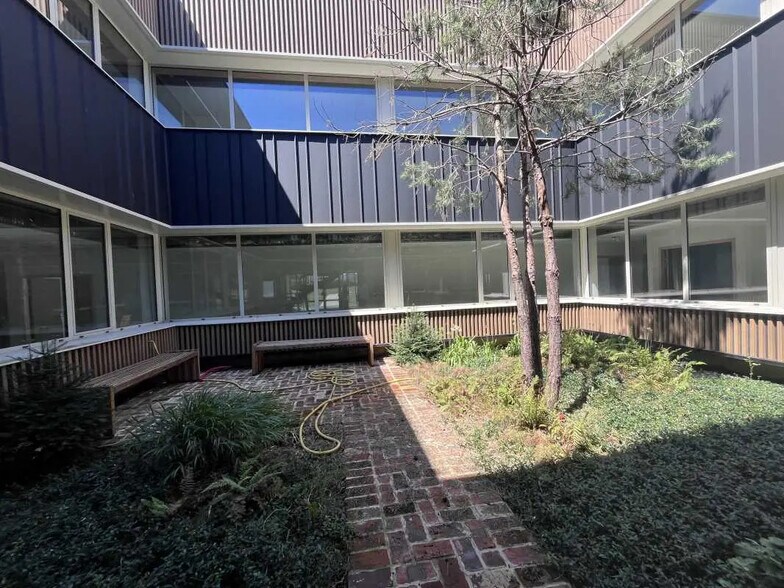 Office in Le Petit-Quevilly for lease - Building Photo - Image 3 of 10