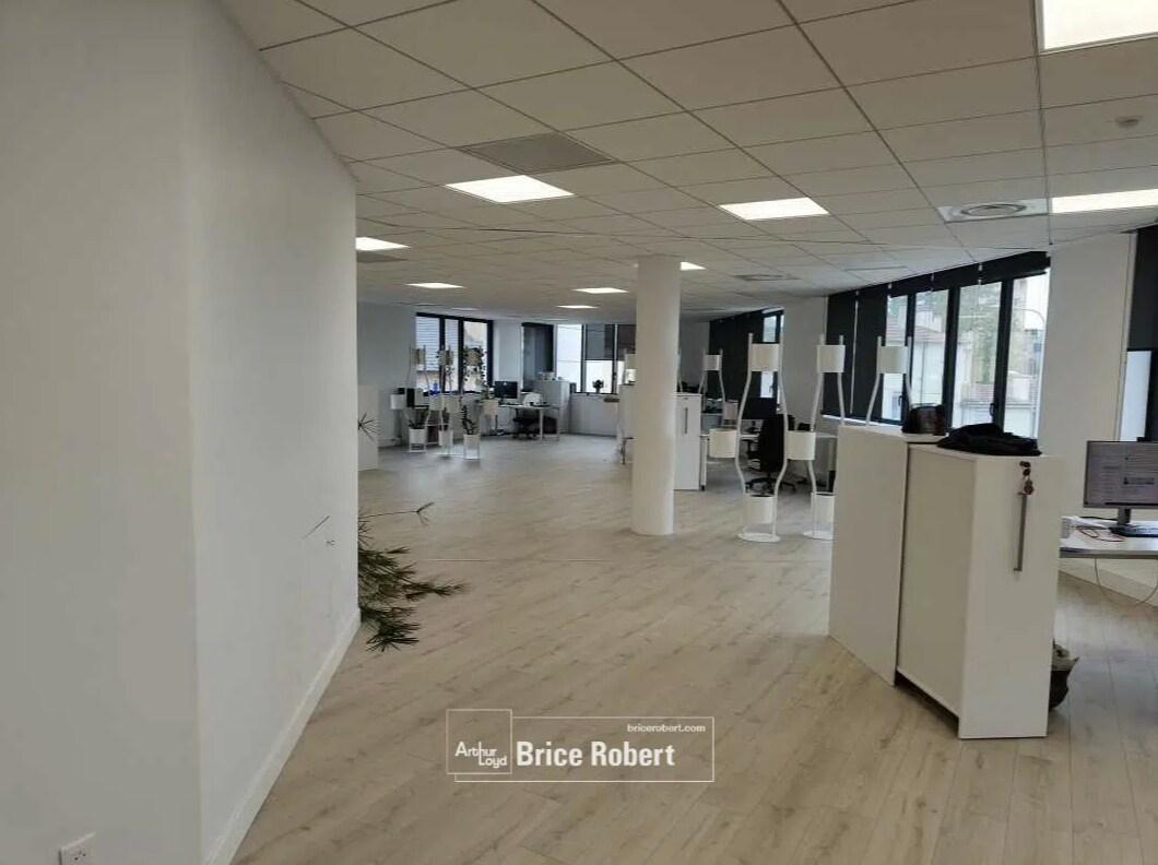 Office in Tassin-la-Demi-Lune for lease Interior Photo- Image 1 of 4