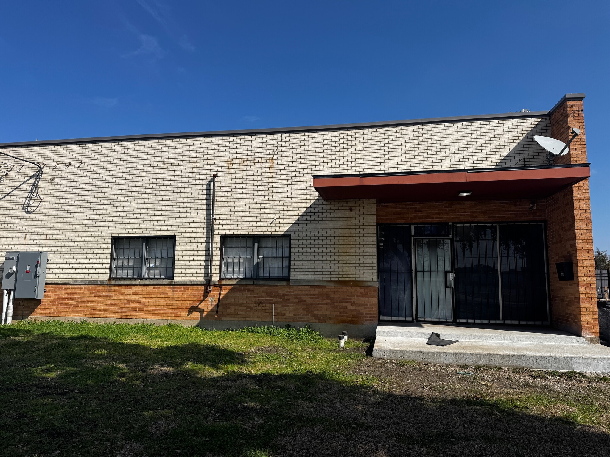 8600 Chancellor Row, Dallas, TX for lease Building Photo- Image 1 of 11