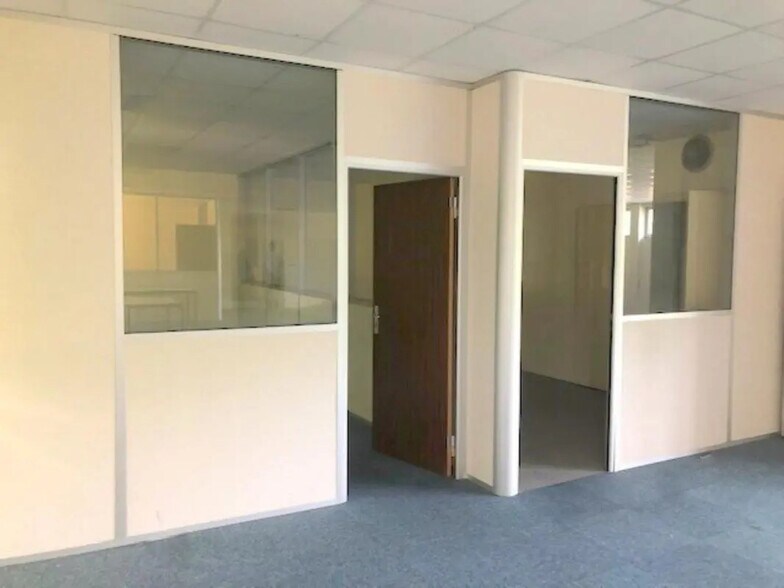 Office in Buc for lease - Interior Photo - Image 2 of 11