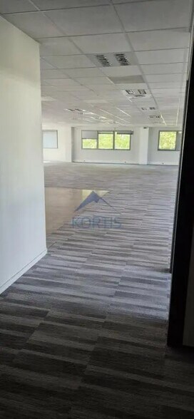 Flex in Saint-Priest for lease - Interior Photo - Image 2 of 9