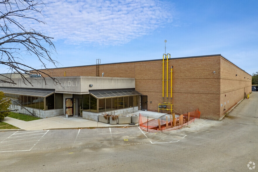 7391 Pacific Cir, Mississauga, ON for sale - Primary Photo - Image 1 of 1