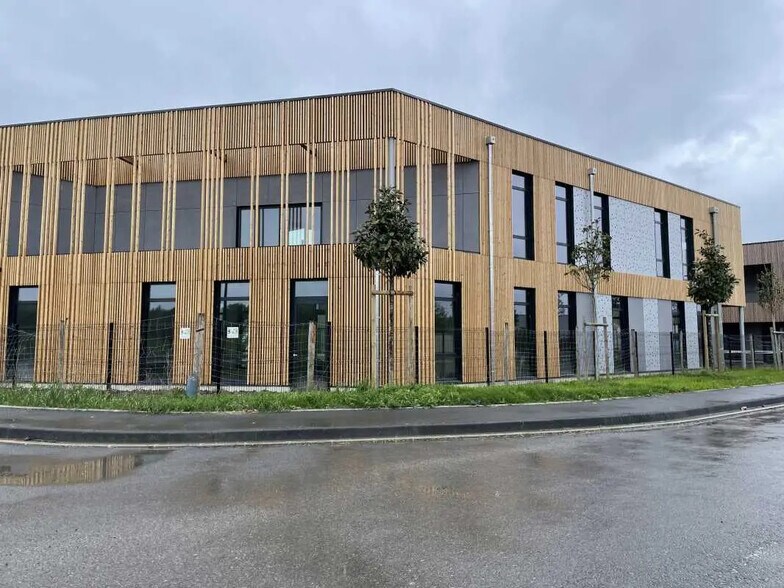 Office in Lacroix-Saint-Ouen for lease - Building Photo - Image 3 of 8