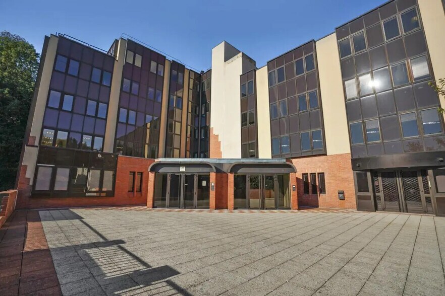 Office in Saint-Germain-en-Laye for lease - Building Photo - Image 1 of 11