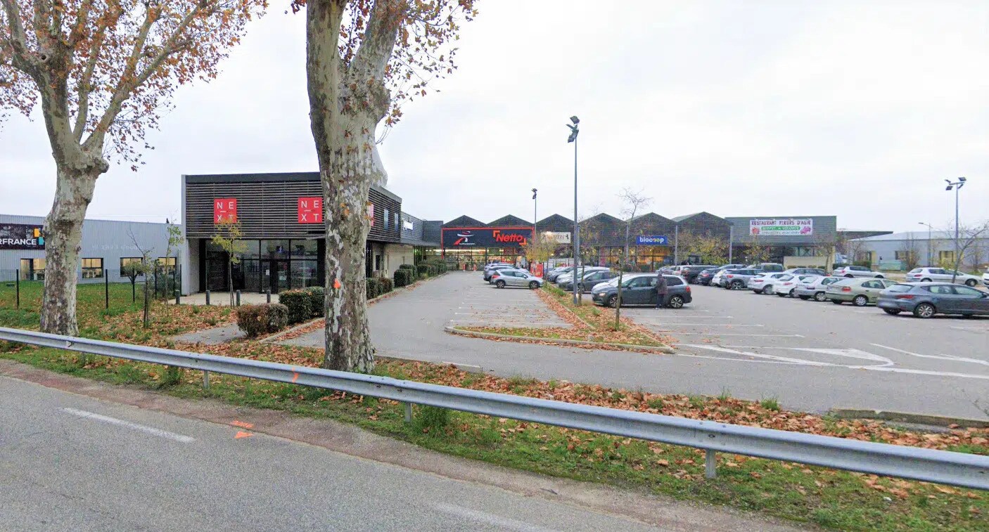 Retail in Cheminas for lease Building Photo- Image 1 of 3