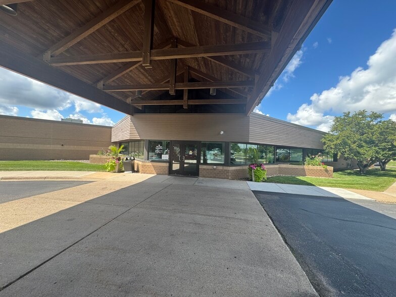 1850 Beam Ave E, Maplewood, MN for sale - Building Photo - Image 3 of 6