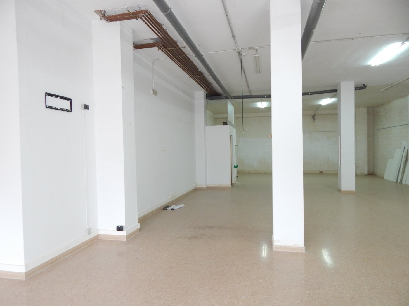 Retail in València for lease Building Photo- Image 1 of 11