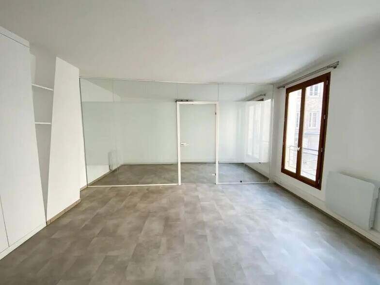 Office in Paris for lease - Building Photo - Image 1 of 7
