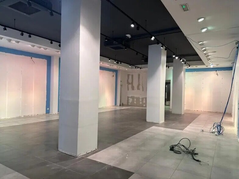 Retail in Saint-Quentin for lease - Interior Photo - Image 3 of 7