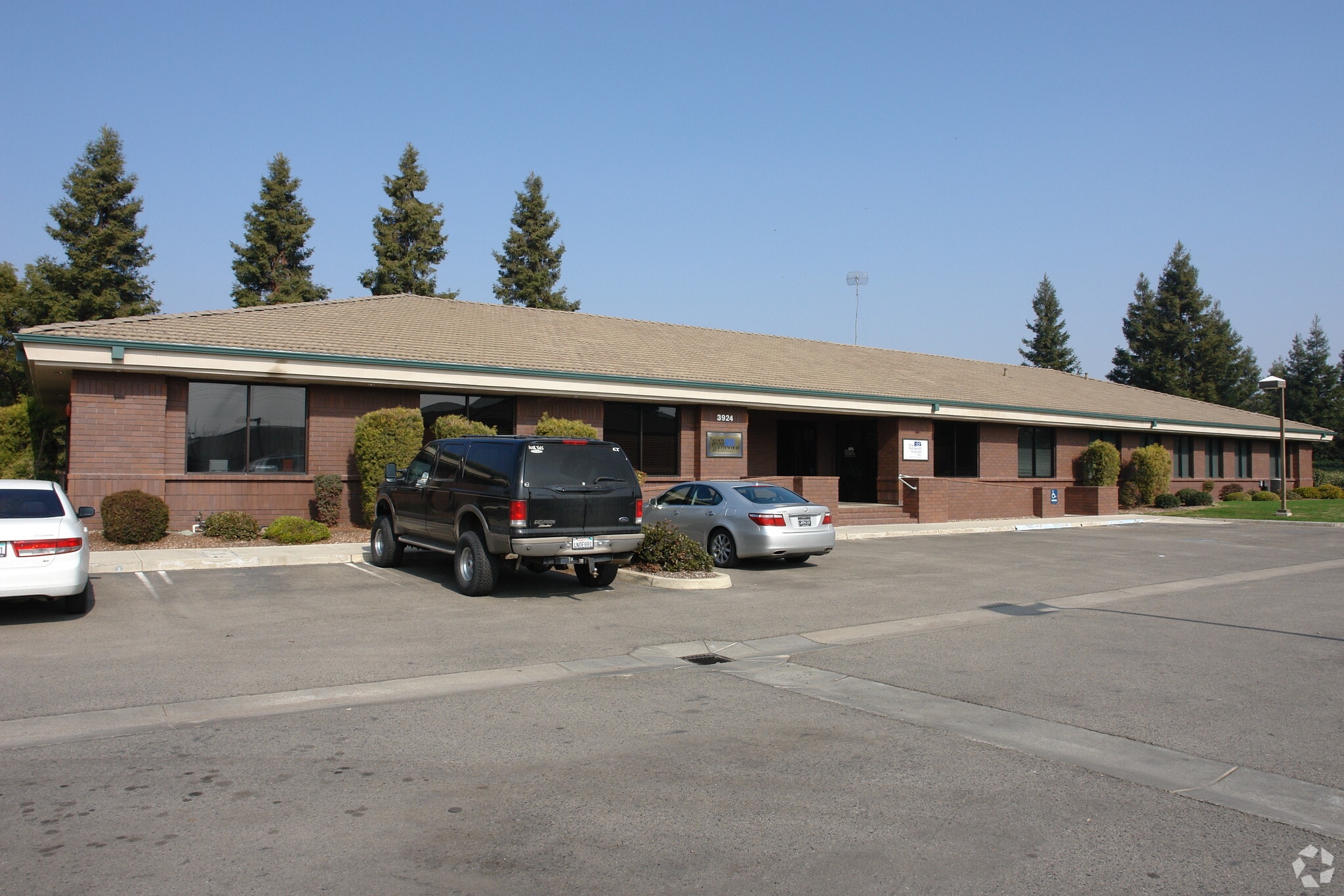 3924 W Caldwell Ave, Visalia, CA for lease Primary Photo- Image 1 of 16