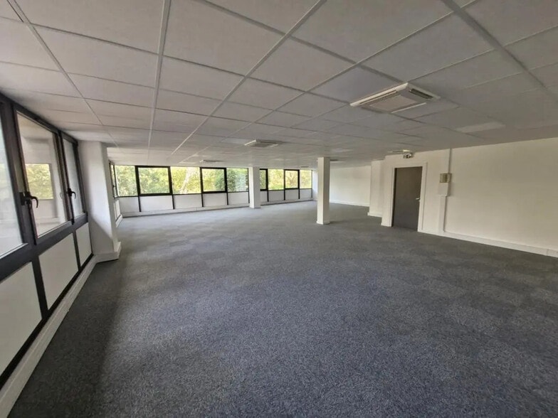 Office in SOPHIA ANTIPOLIS for lease - Interior Photo - Image 2 of 5