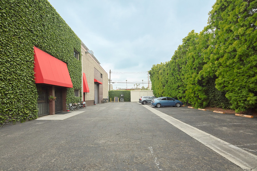 1111-1117 N Beachwood Dr, Los Angeles, CA for lease - Building Photo - Image 3 of 4